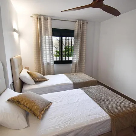 Urb Pueblo Del Parque, Luxury 2 Bedroom Apartment. Fantastic Location. Benalmadena